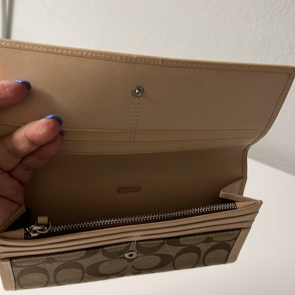 EUC Coach wallet Tan Canvas w Leather Coach Imprint Established 1941 w dust bag - Picture 2 of 8